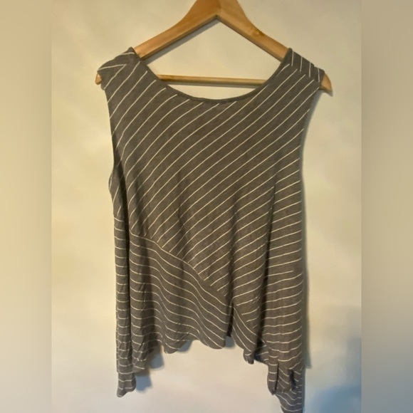 🐦⬛HOST PICK🐦⬛ DKNY Jeans Gray w/White Stripes Motif Sleeveless Tank Top - Picture 4 of 4